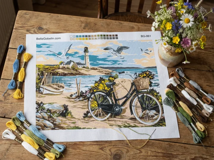Peisaj cu biciclete la malul mării