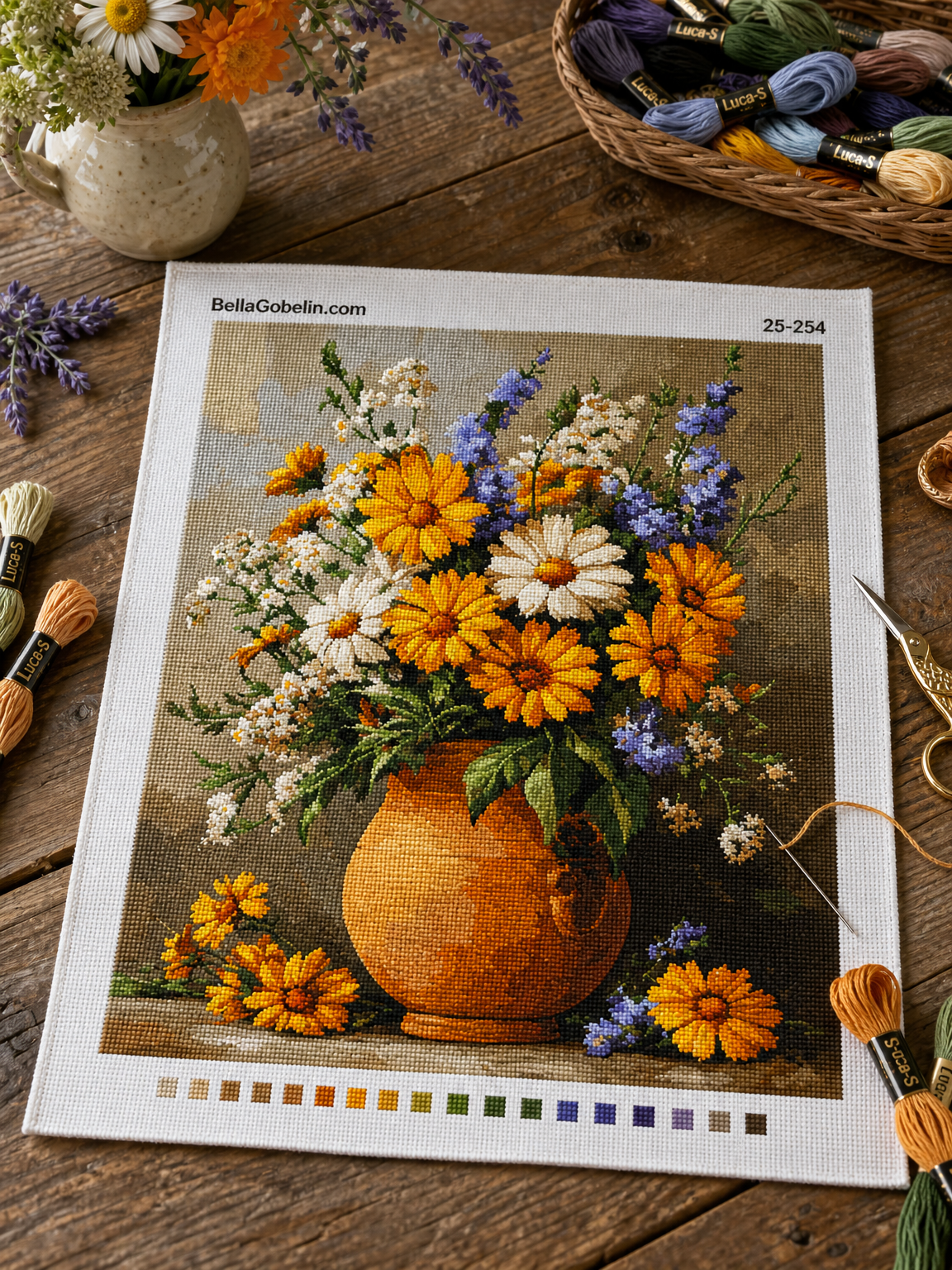 Buchet de flori în carafa de ceramică